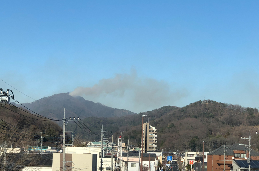 足利市内から見た山林火災の写真